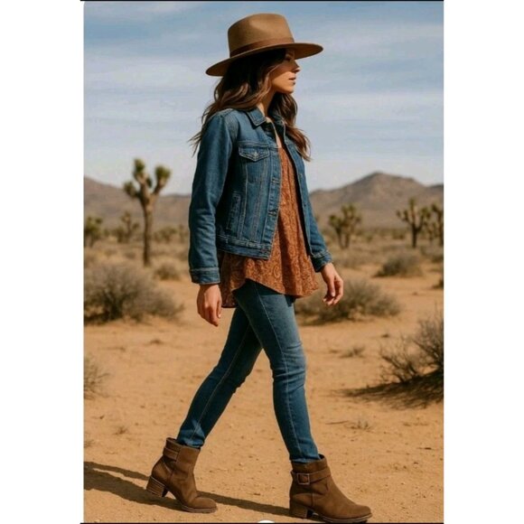 Clarks Shoes - Womens Cowgirl Western Y2K Chunky Heel Sz 8 Casual Suede Buckle Ankle Boots